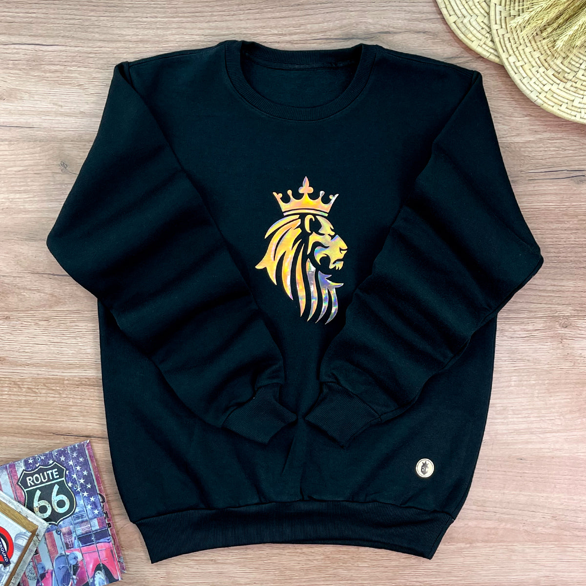 Moletom Preto Leão Coroa Aplique Dourado